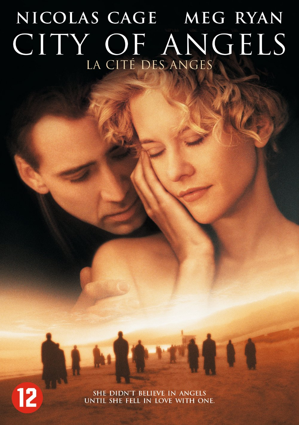 Affiche de film : Nicolas Cage et Meg Ryan, titre 'City of Angels'. Silhouettes de personnages sur la plage.