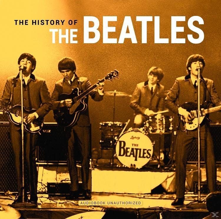 The Beatles live op het podium. Vier mannen die instrumenten bespelen met een drumstel op de achtergrond. De bandnaam staat in grote witte letters.