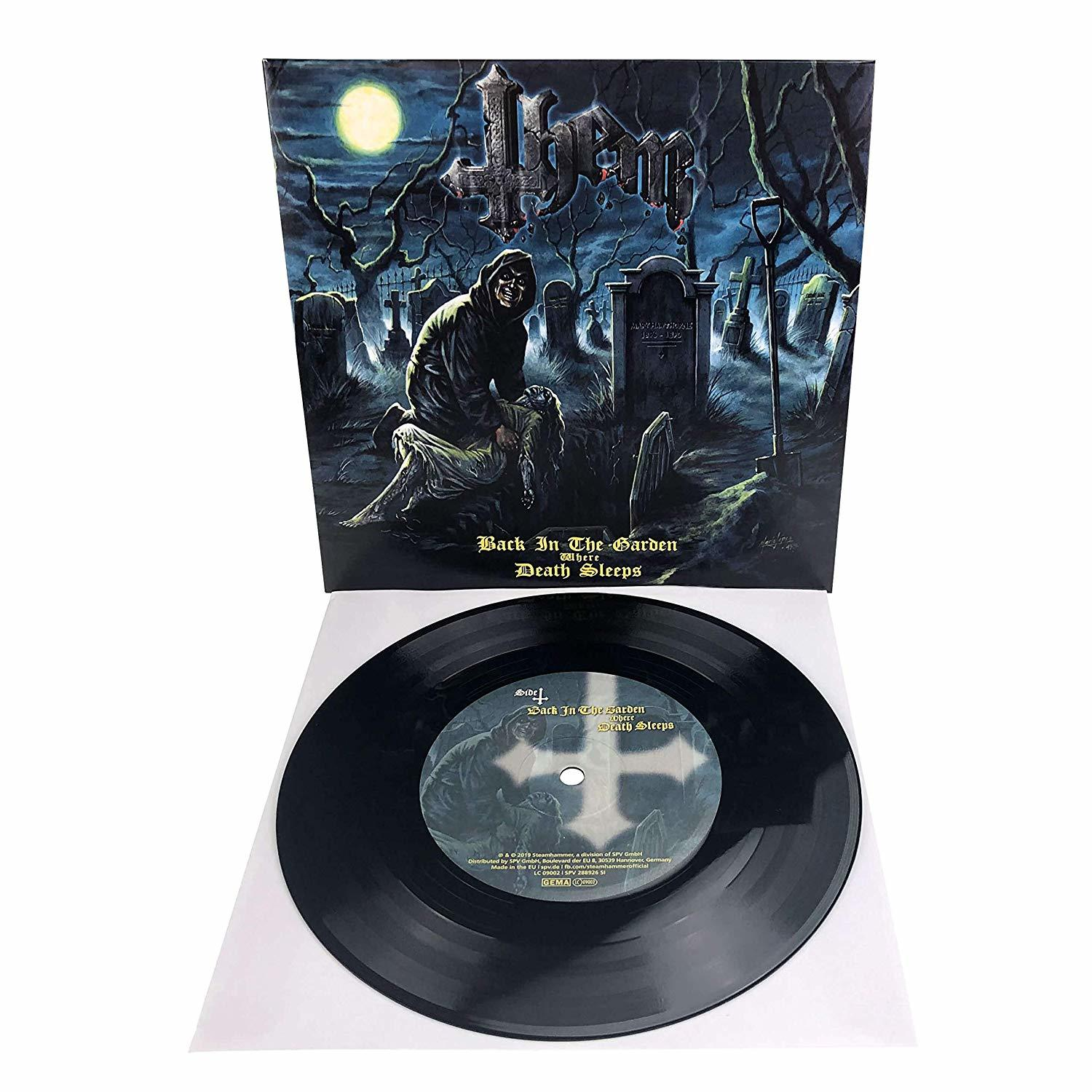 Albumcover und schwarzes Vinyl. Cover: Friedhof, Kapuzengestalt. Vinyl: Totenkopf.