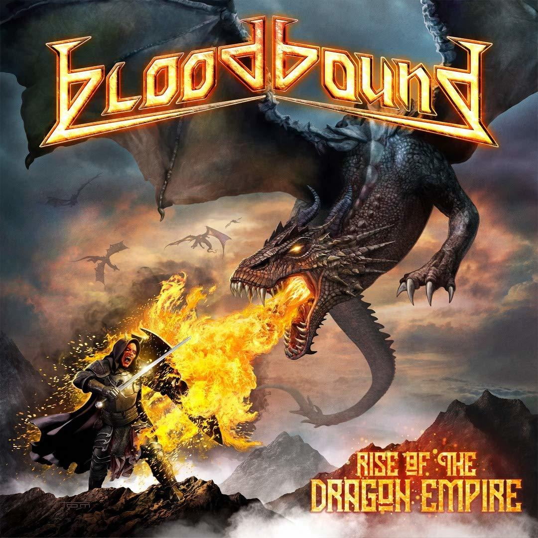 Ein Drache speit Feuer auf einen Ritter. Bloodbound-Logo oben. 'Rise of the Dragon Empire' unten.