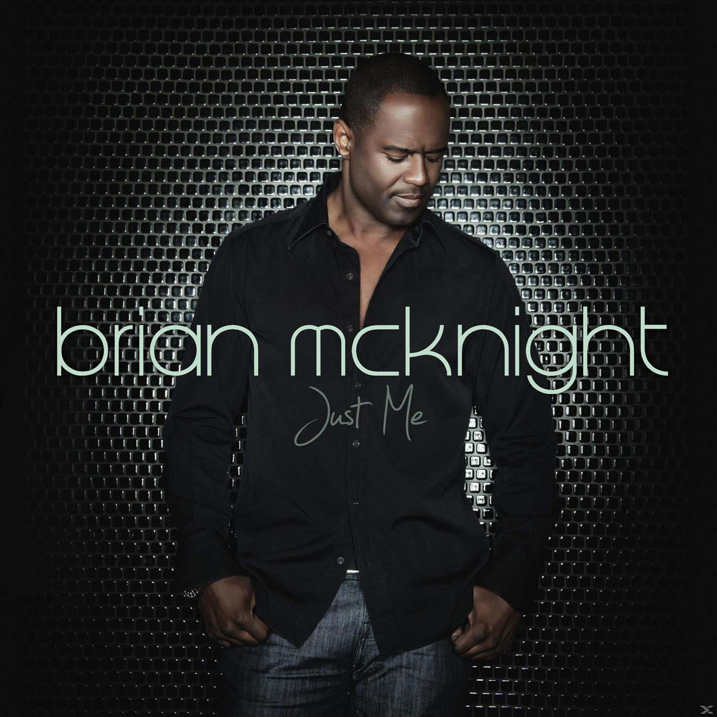 Brian McKnight in einem schwarzen Hemd, der nach unten schaut. Albumcover.