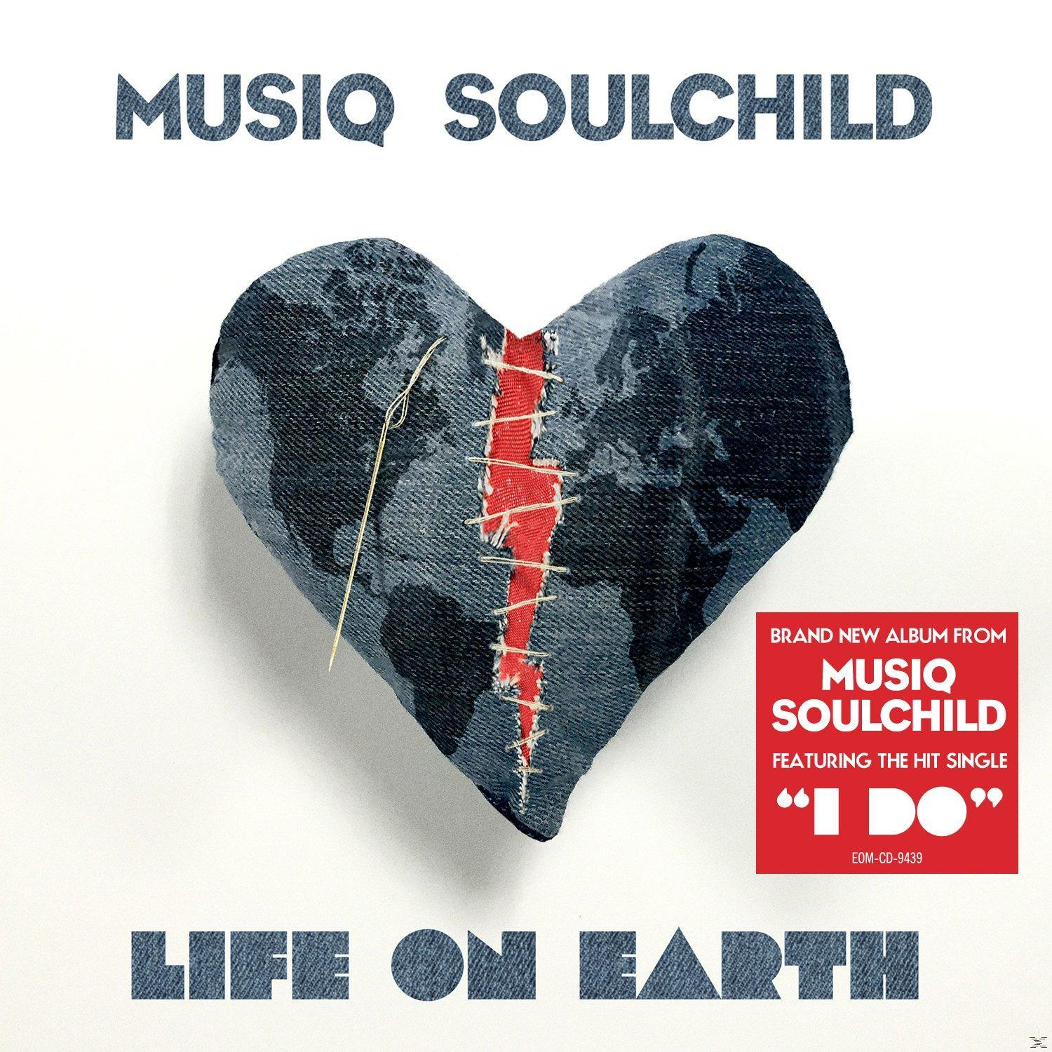 Albumcover mit einem Herzen aus Karten und Nadel und Faden. Text: 'Musiq Soulchild'.