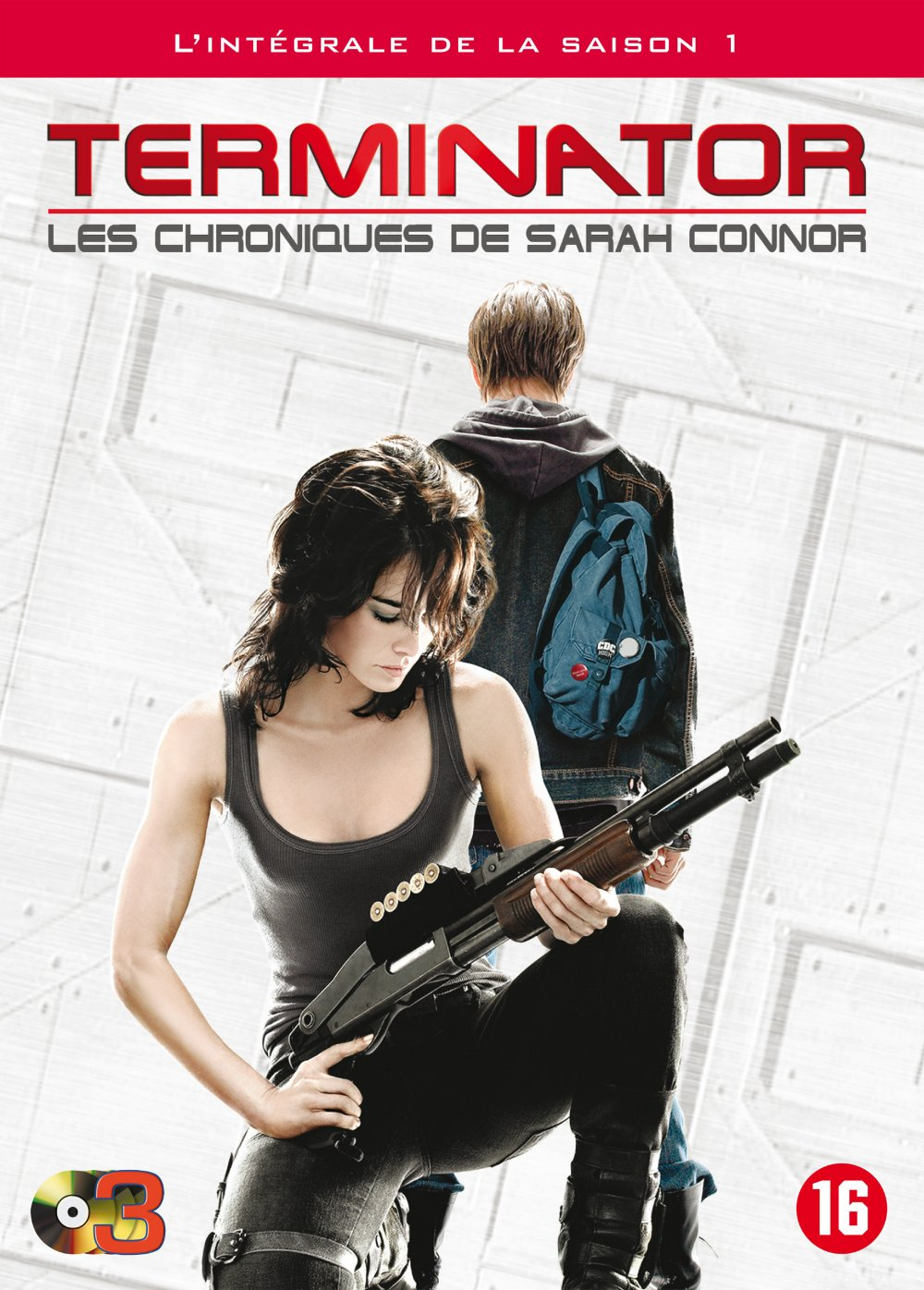 Dvd-hoes van 'Terminator: The Sarah Connor Chronicles'. Vrouw houdt shotgun vast. Man op de achtergrond.