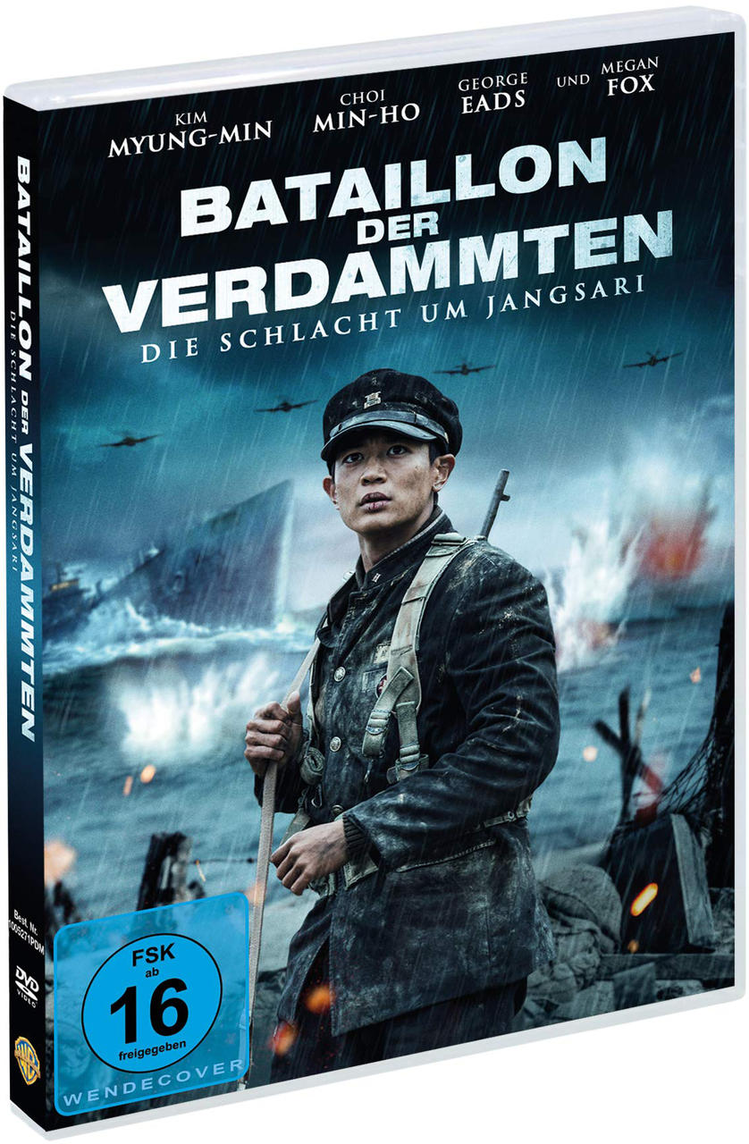 Eine DVD-Hülle mit einem Filmplakat. Ein Mann mit Hut steht in einer Kriegsumgebung.