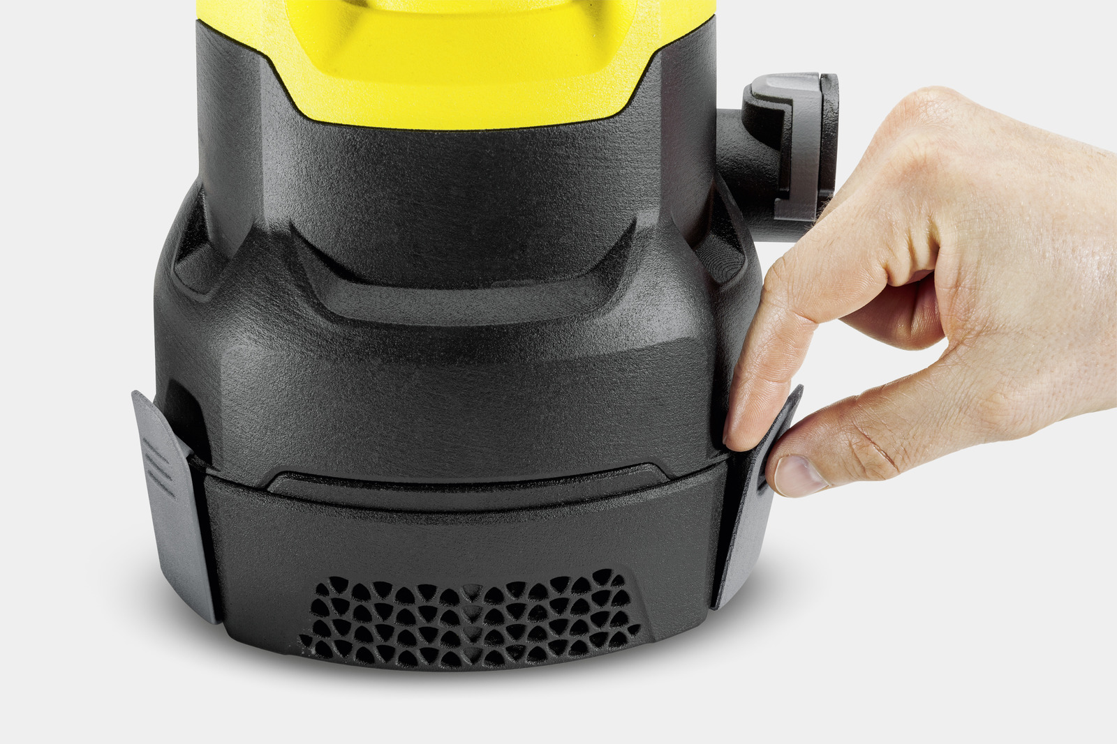 Fekete-sárga búvárszivattyú, kéz érinti a reteszelő mechanizmust.