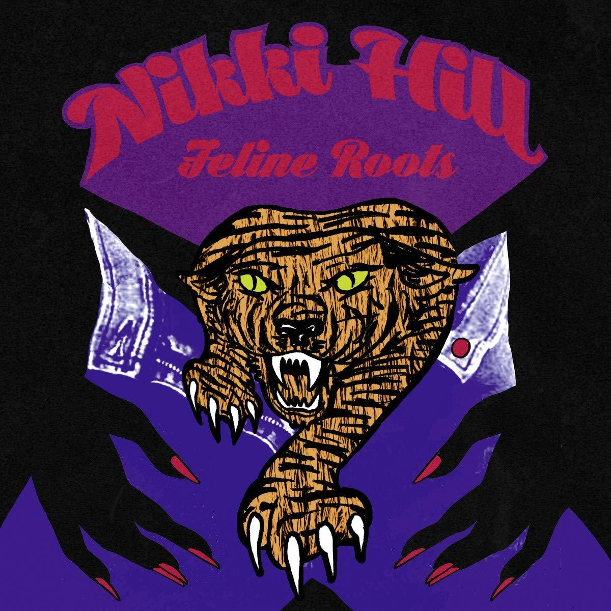 Illusztráció: Zöld szemű tigris, kiterjesztett karmokkal. Lila és fekete háttér, 'Nikki Hill Feline Roots' szöveg és fekete kezek.