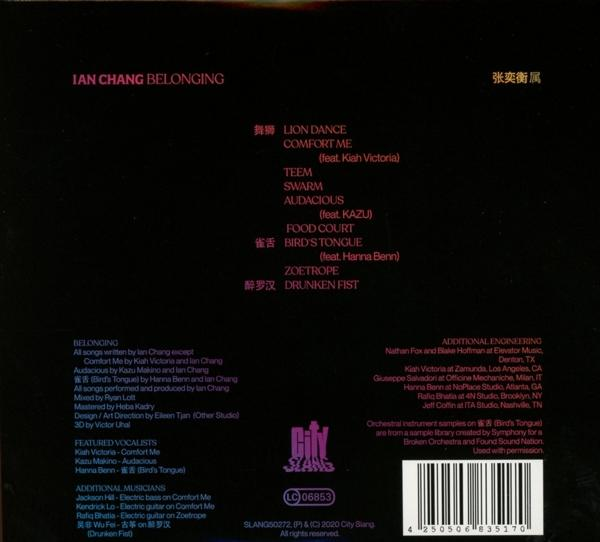CD borítójának hátulja dalcímekkel, dalszövegekkel és adatokkal, rózsaszín és lila színvilág.