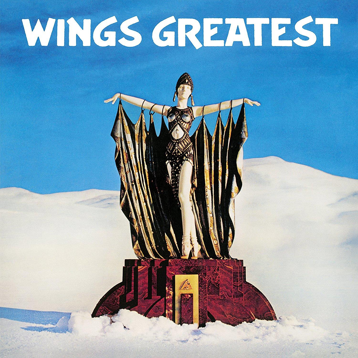 Album borító: Karjait széttáró nő, anyagba burkolva. A 'WINGS GREATEST' felirat kék égbolton és havas dombok felett.
