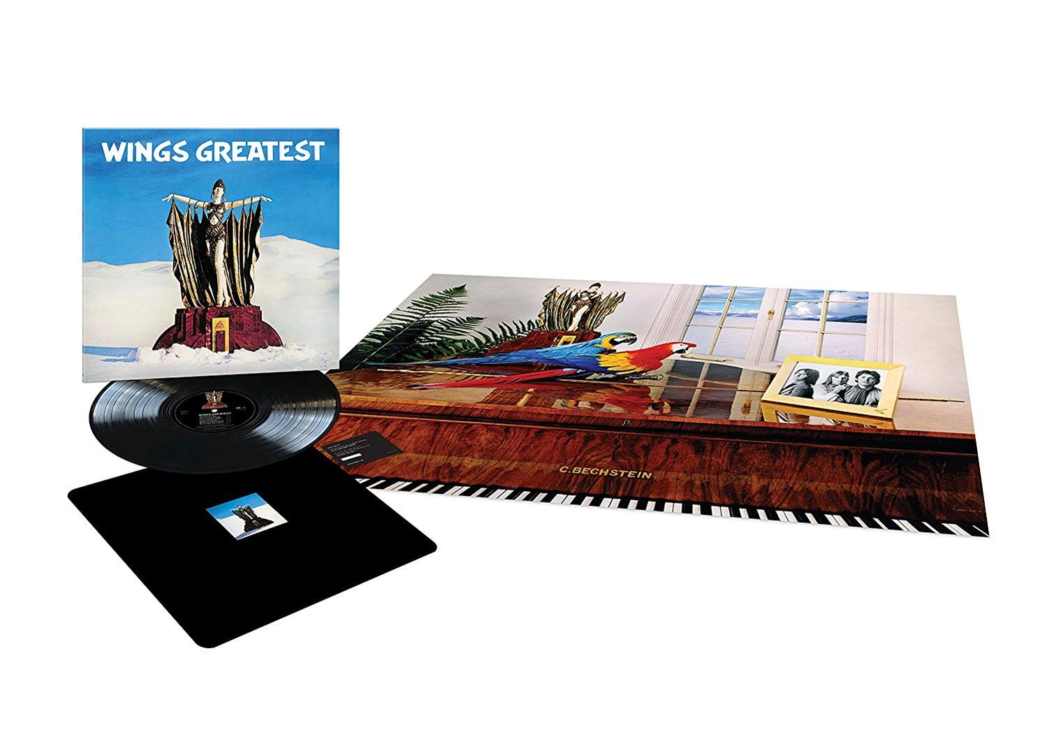 Wings Greatest bakelit lemez készlet. Album borító, lemez és füzet az asztalon. Műalkotás, zongora és papagáj a háttérben.