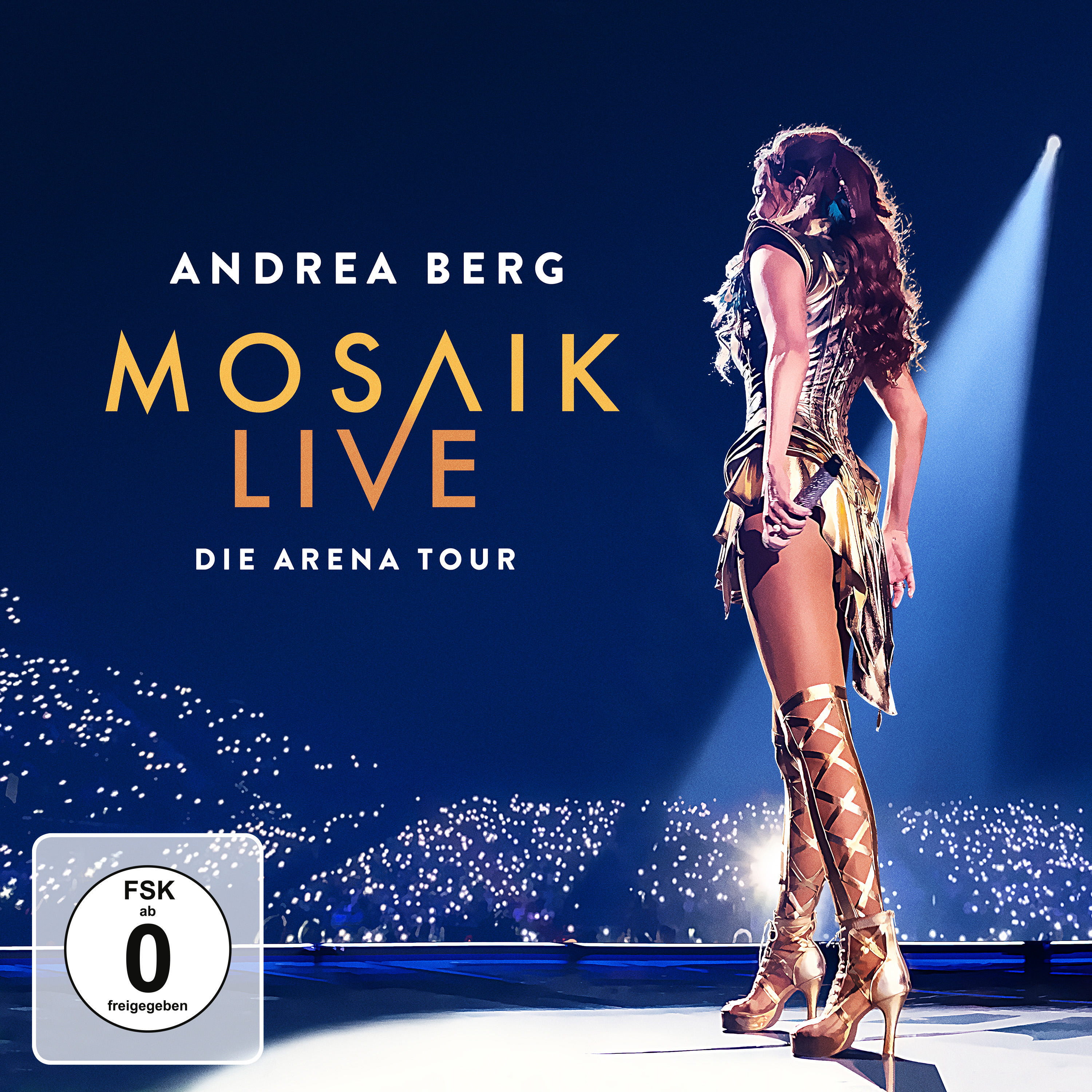 Frau in goldenem Outfit auf der Bühne, Haare hoch, singt. Text: 'Andrea Berg Mosaik Live'.