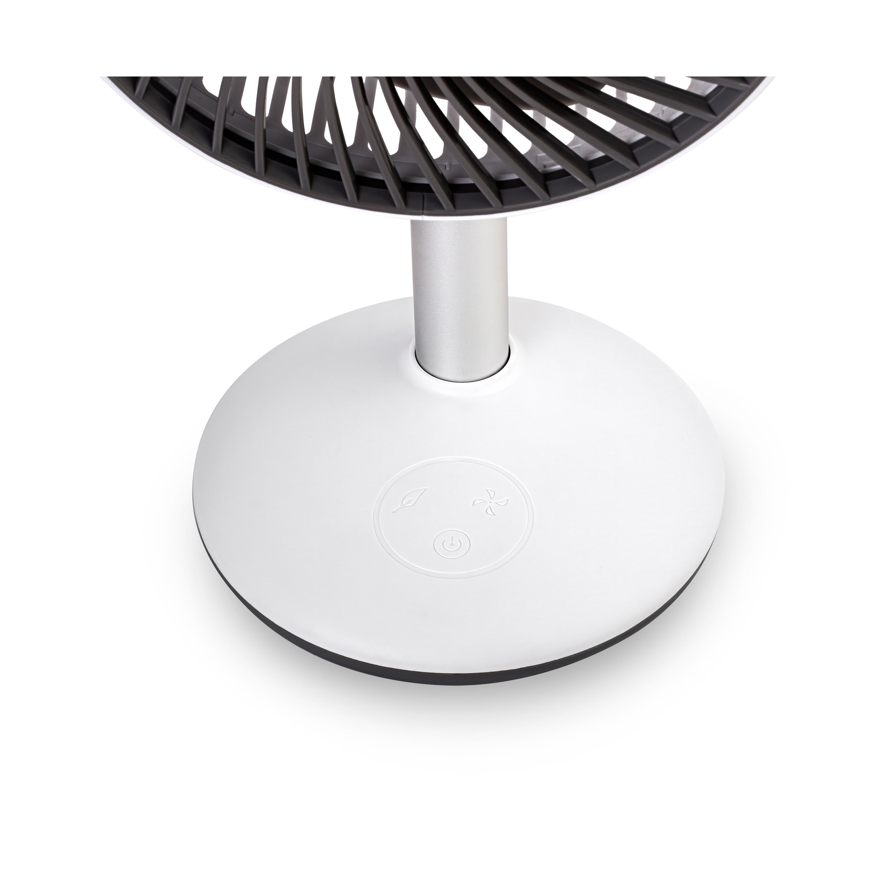 Weißer Ventilator auf weißem Sockel, Knöpfe sichtbar.
