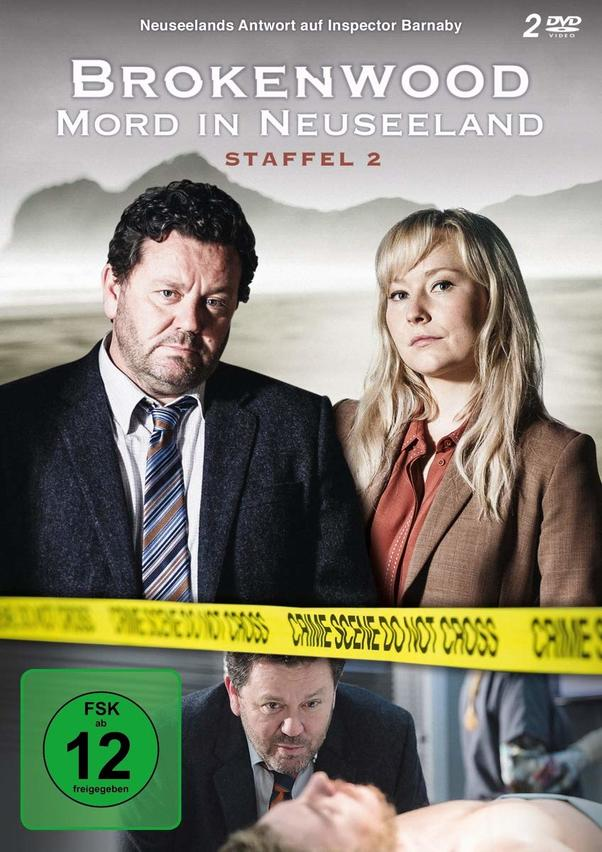 Filmcover: Brokenwood. Zwei Detektive, ein Mann, eine Frau, mit einem Tatortband.