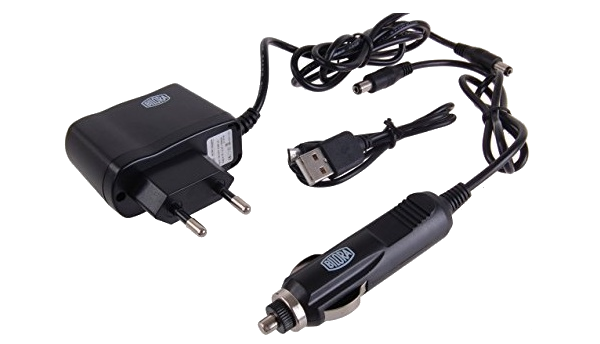 Fekete töltő, több csatlakozóval, beleértve egy autós adaptert, USB-t és fali dugót. A vezetékek feketék.