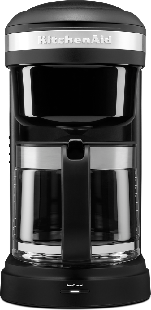 Zwarte KitchenAid koffiezetapparaat, vooraanzicht, op witte achtergrond.