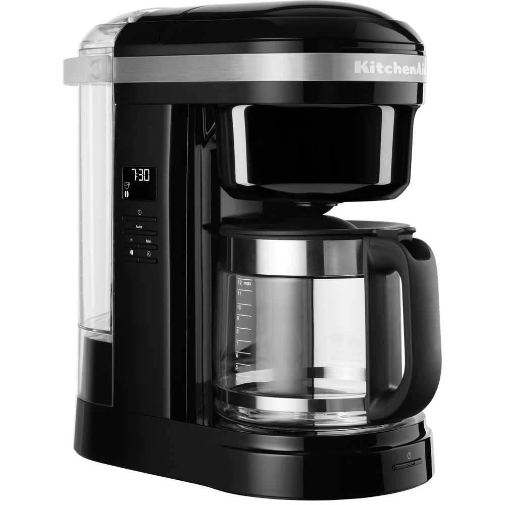 Een zwarte KitchenAid koffiezetapparaat met een glazen kan en digitaal display.