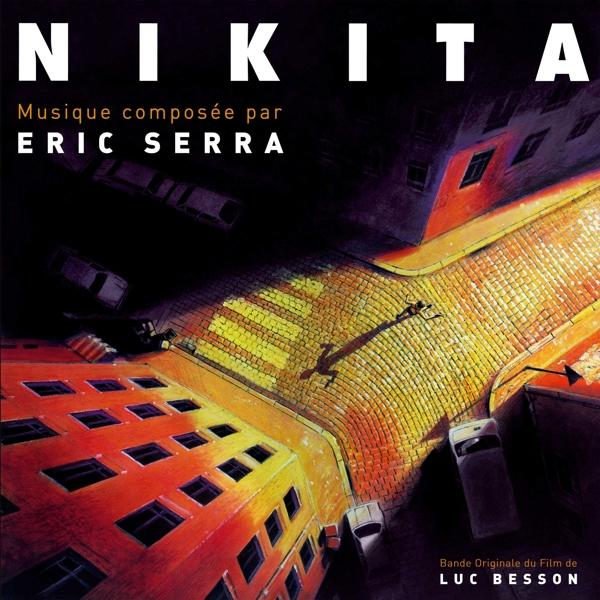 Affiche du film Nikita. Une scène de rue vue d'en haut, avec des voitures et des bâtiments. Nuit.