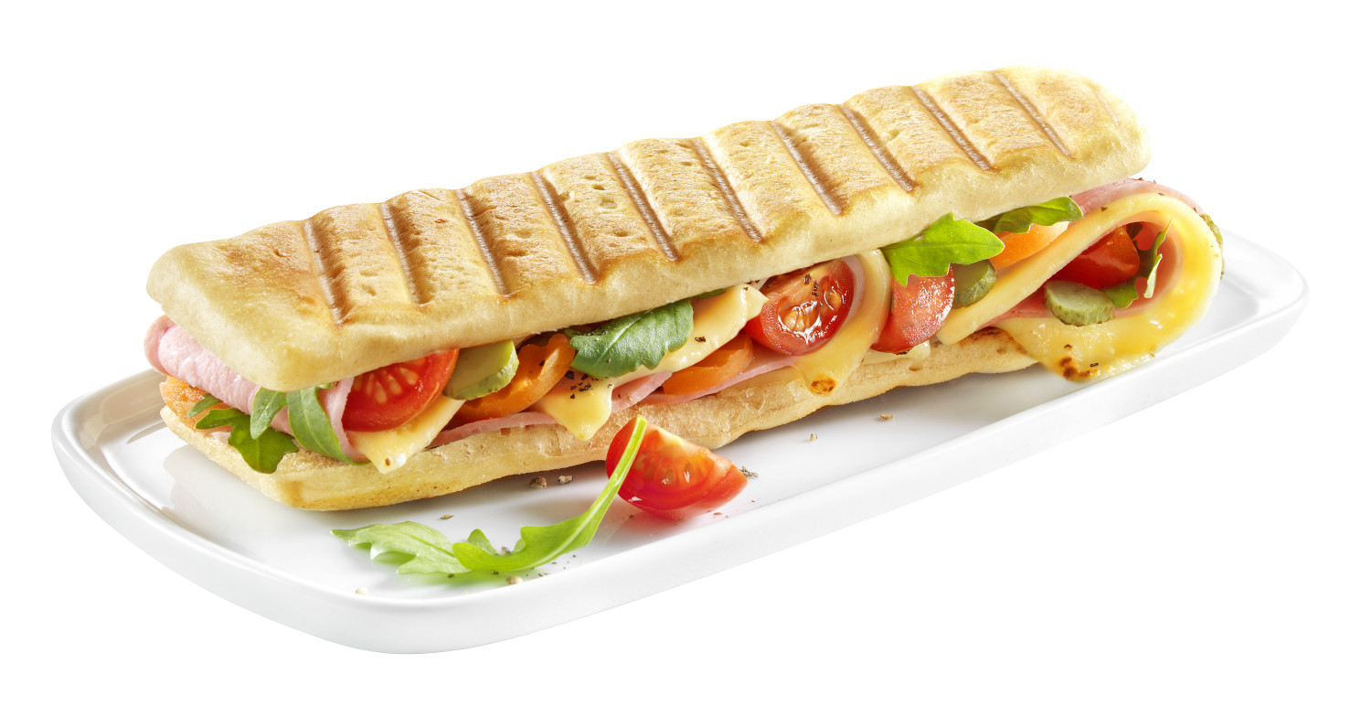 Un long sandwich sur une assiette blanche avec des ingrédients frais.