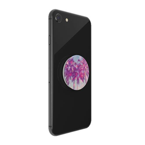 Teléfono negro con un PopSocket de palmeras. El teléfono está inclinado hacia la derecha.