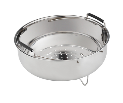 Fényes ezüst gőzölőkosár fekete fogantyúkkal. Fehér háttér.