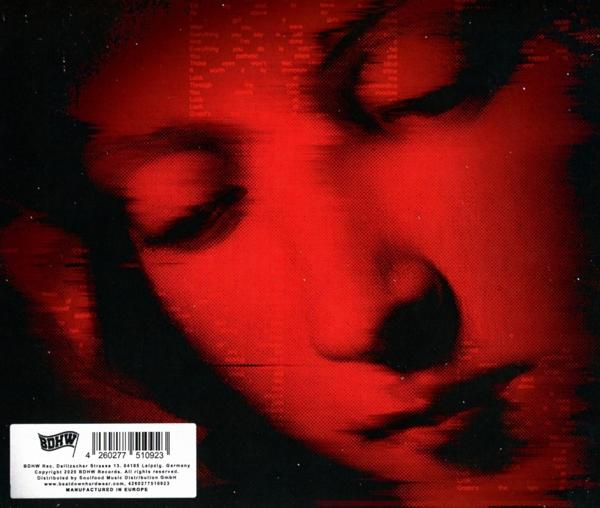 Nahaufnahme eines Gesichts mit geschlossenen Augen, rot und verpixelt, mit weißem Barcode.