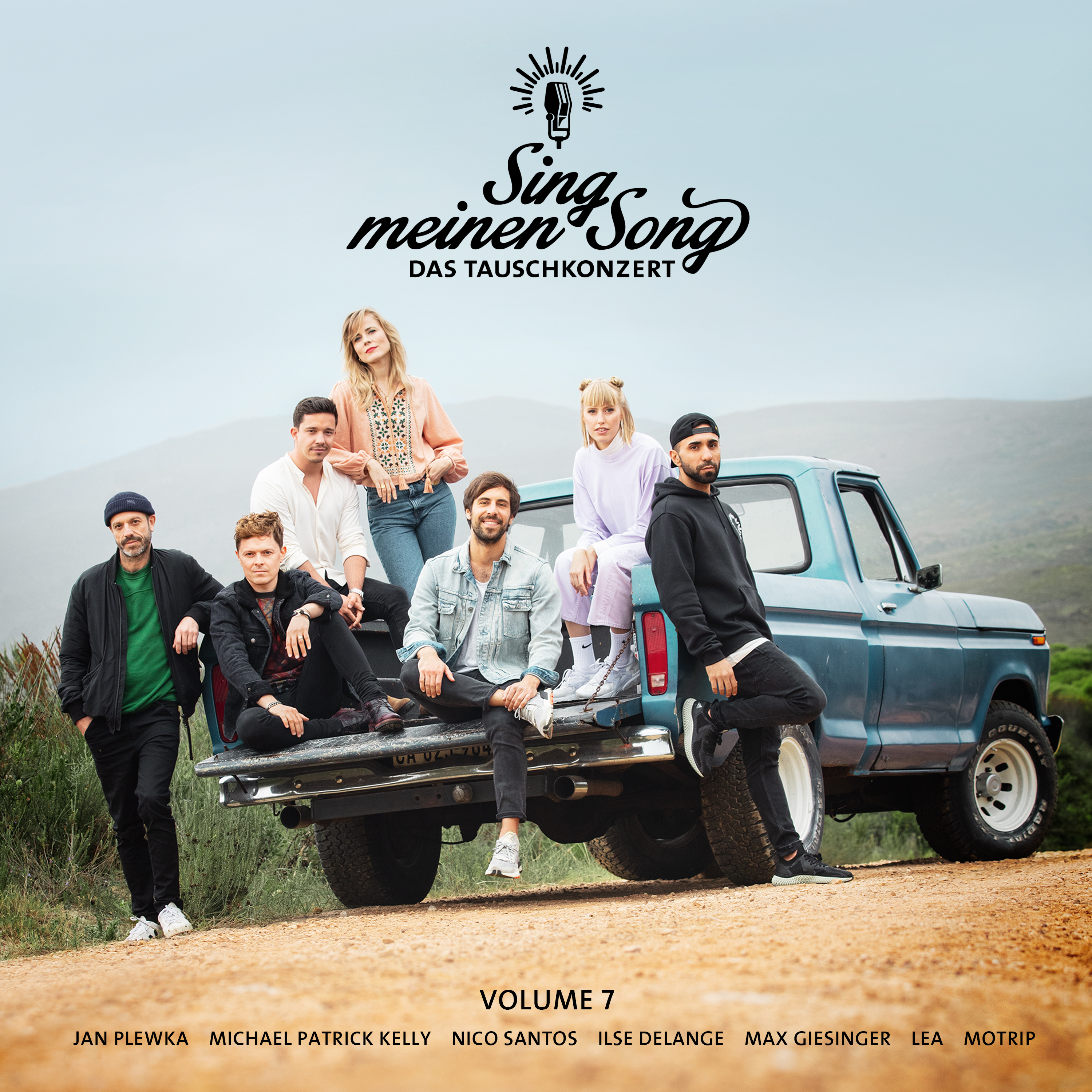 Albumcover. Eine Gruppe von Leuten auf einer Ladefläche. Text: Sing meinen Song. Volume 7.