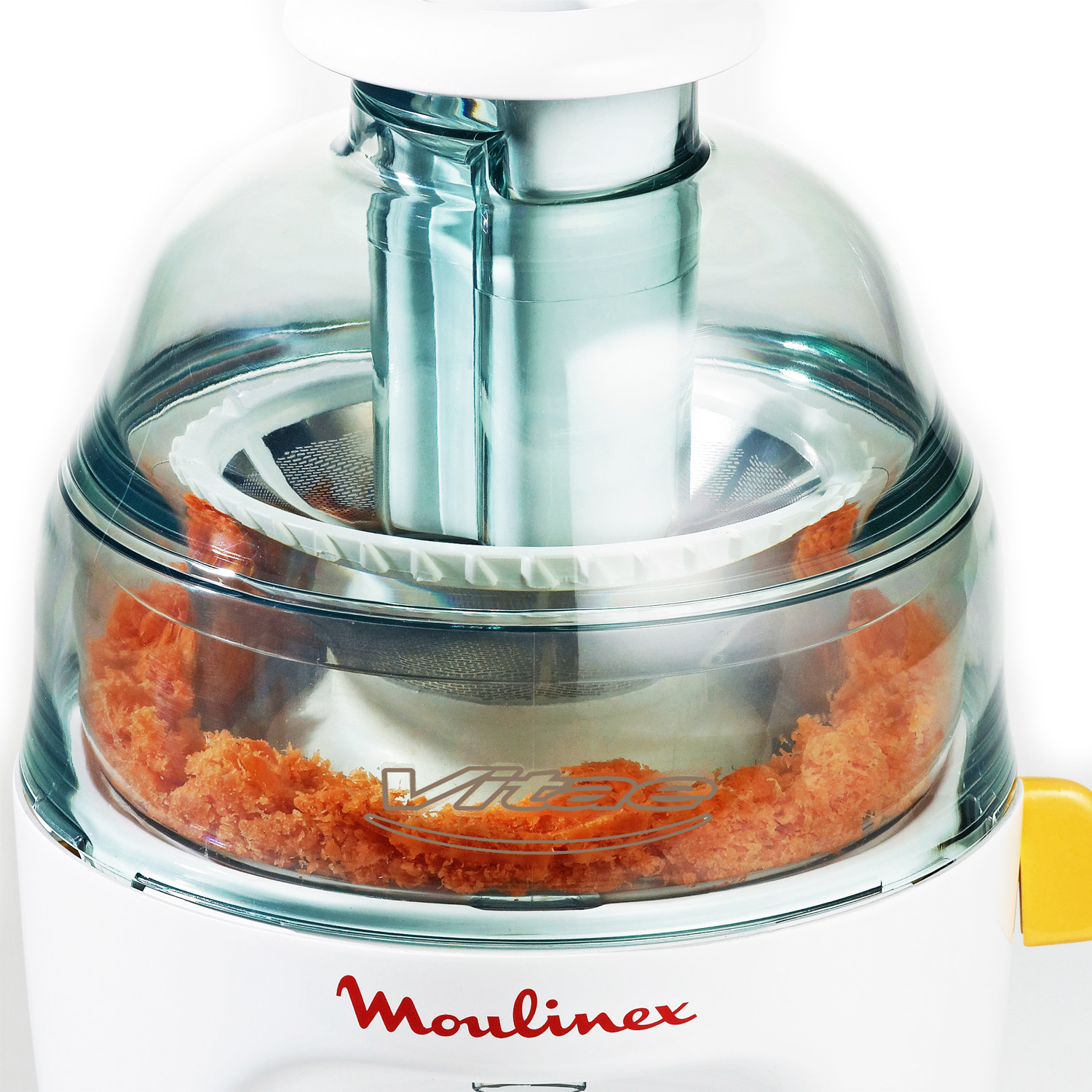 Una exprimidora Moulinex con zanahorias dentro y el logotipo de la marca visible.