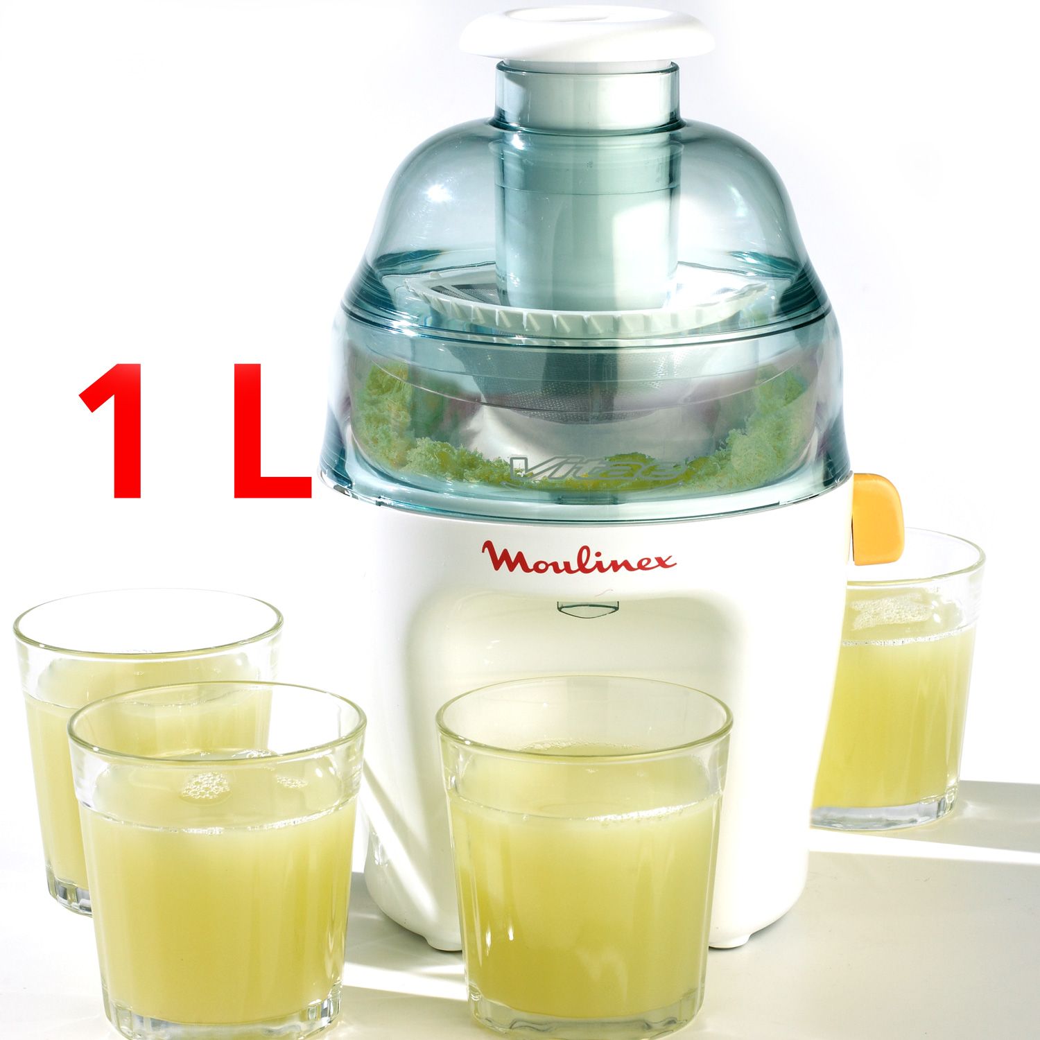 Exprimidor blanco y verde azulado con vasos de jugo y etiqueta roja 1 L.