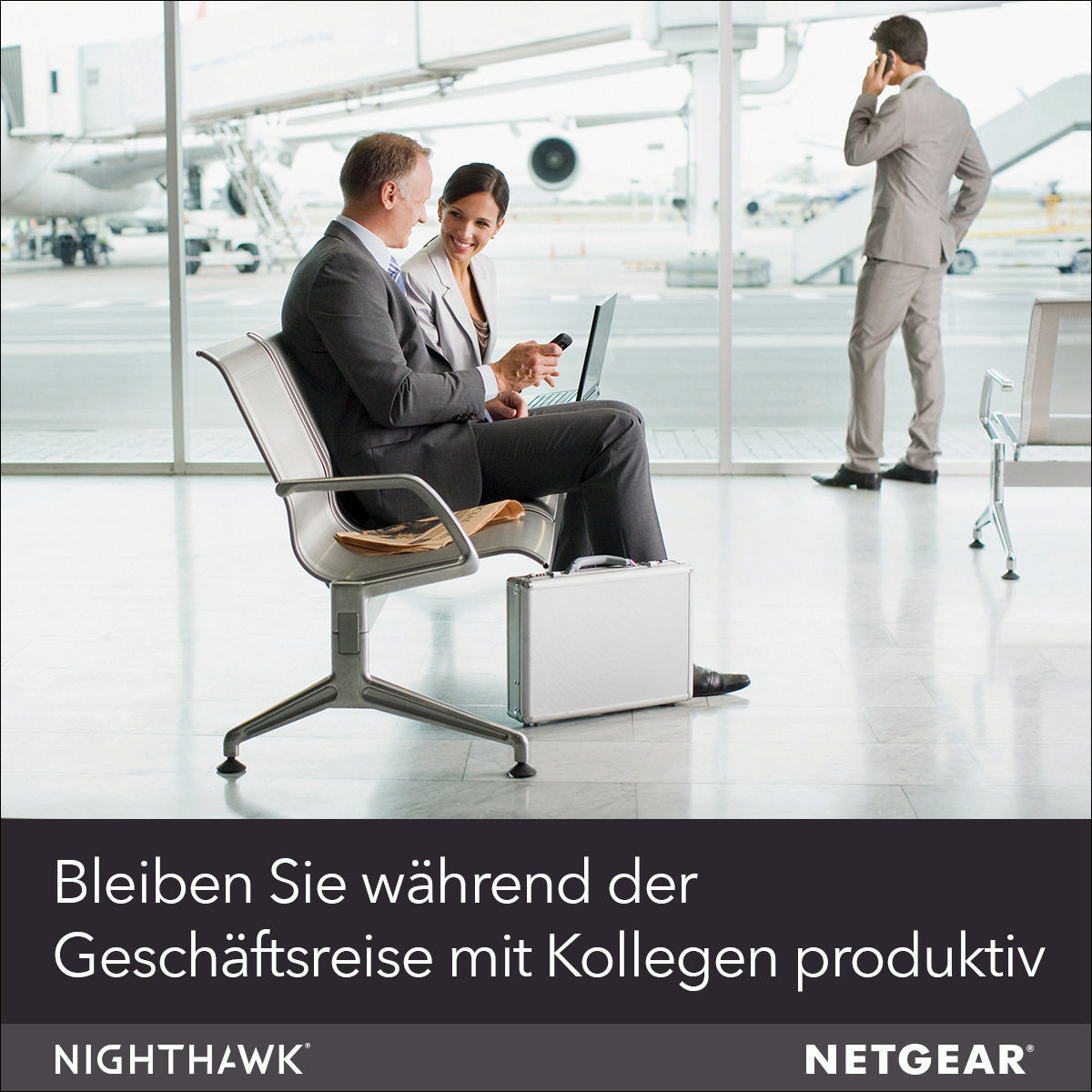 Geschäftsleute am Flughafen, mit Laptop und Aktenkoffer.