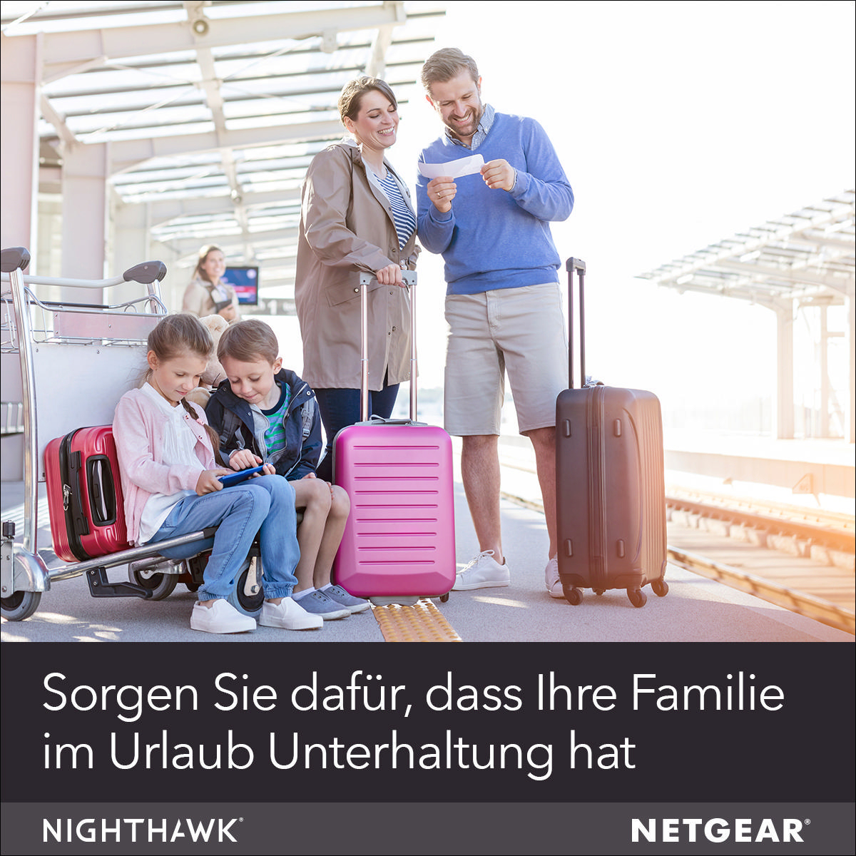 Eine Familie mit Gepäck am Bahnhof.