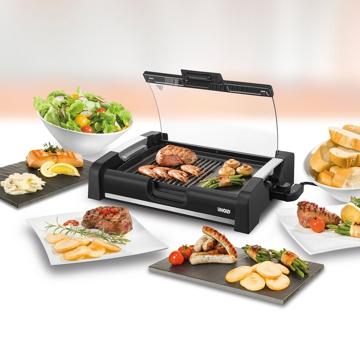 Elektromos grill grillezett étellel és salátával.
