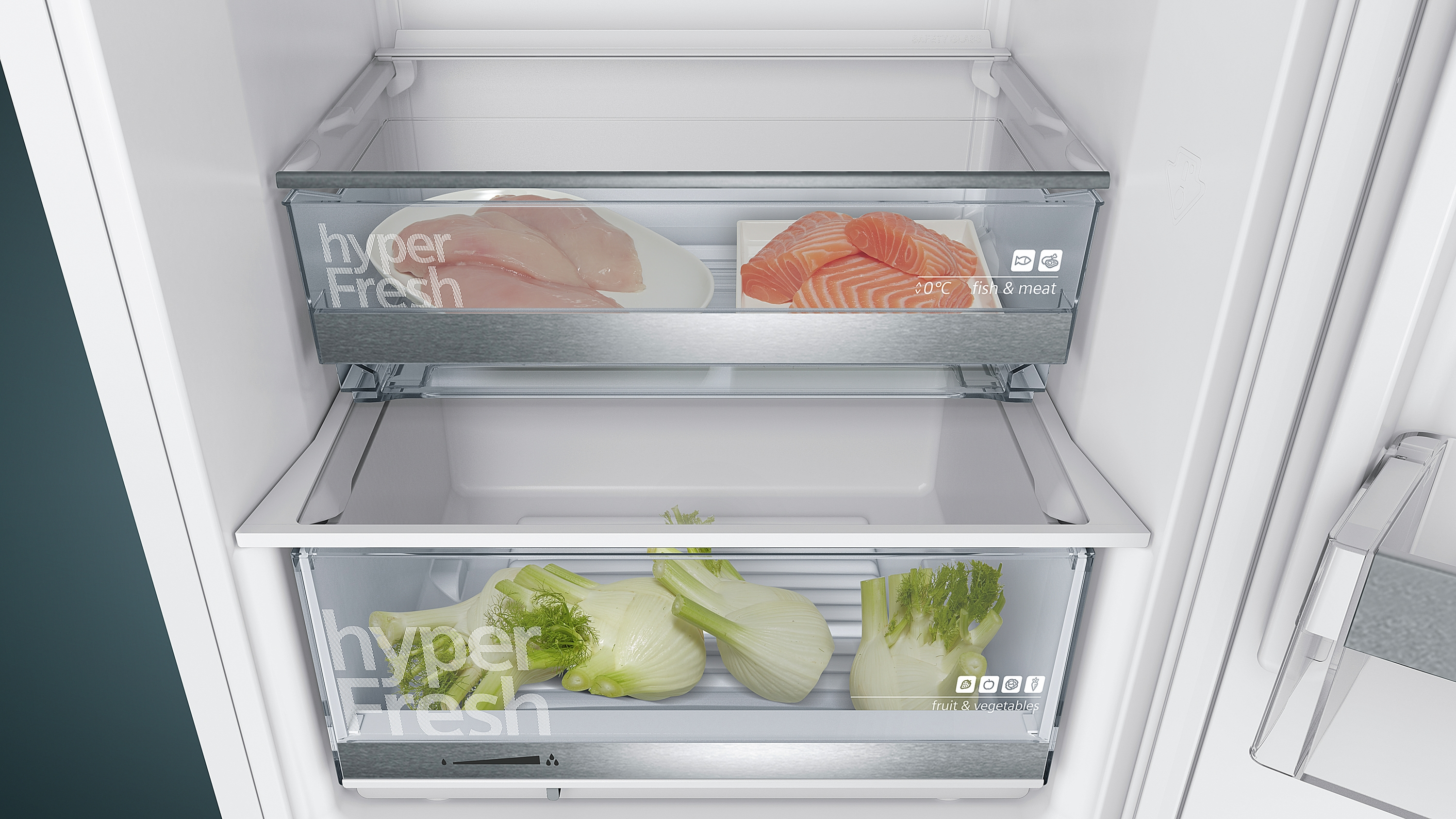 Kühlschrankinnenraum mit zwei Schubladen: eine mit Fisch und die andere mit Fenchel.