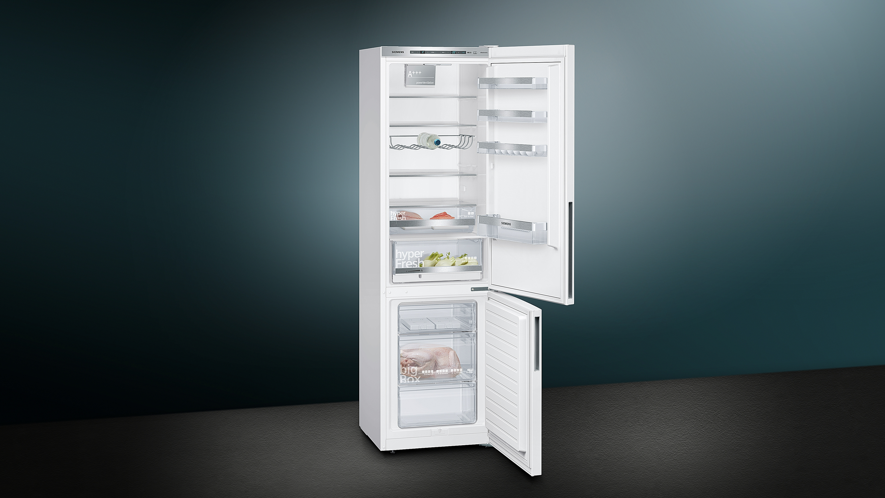 Weißer Kühlschrank mit geöffneter Tür, zeigt Regale, Schubladen und Inhalt.