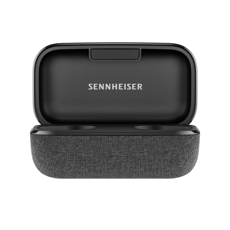 SENNHEISER yazılı siyah bir şarj kutusunda kulaklık.