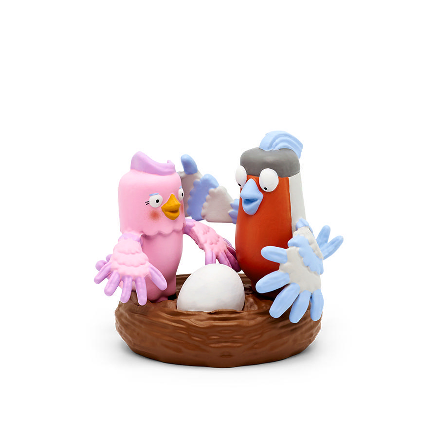 Zwei Tonvögel sitzen mit einem Ei in einem Nest.