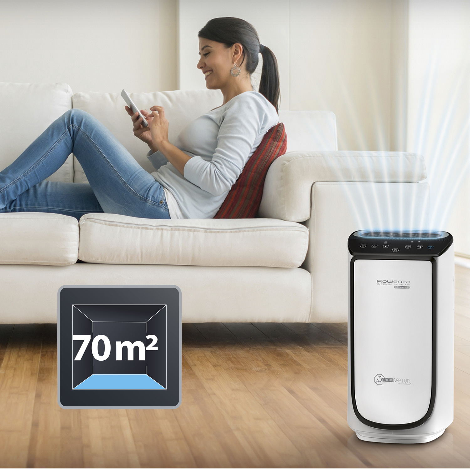 Mujer en sofá usando teléfono, purificador de aire con gráfico de 70 m2, líneas de flujo de aire, fondo blanco.