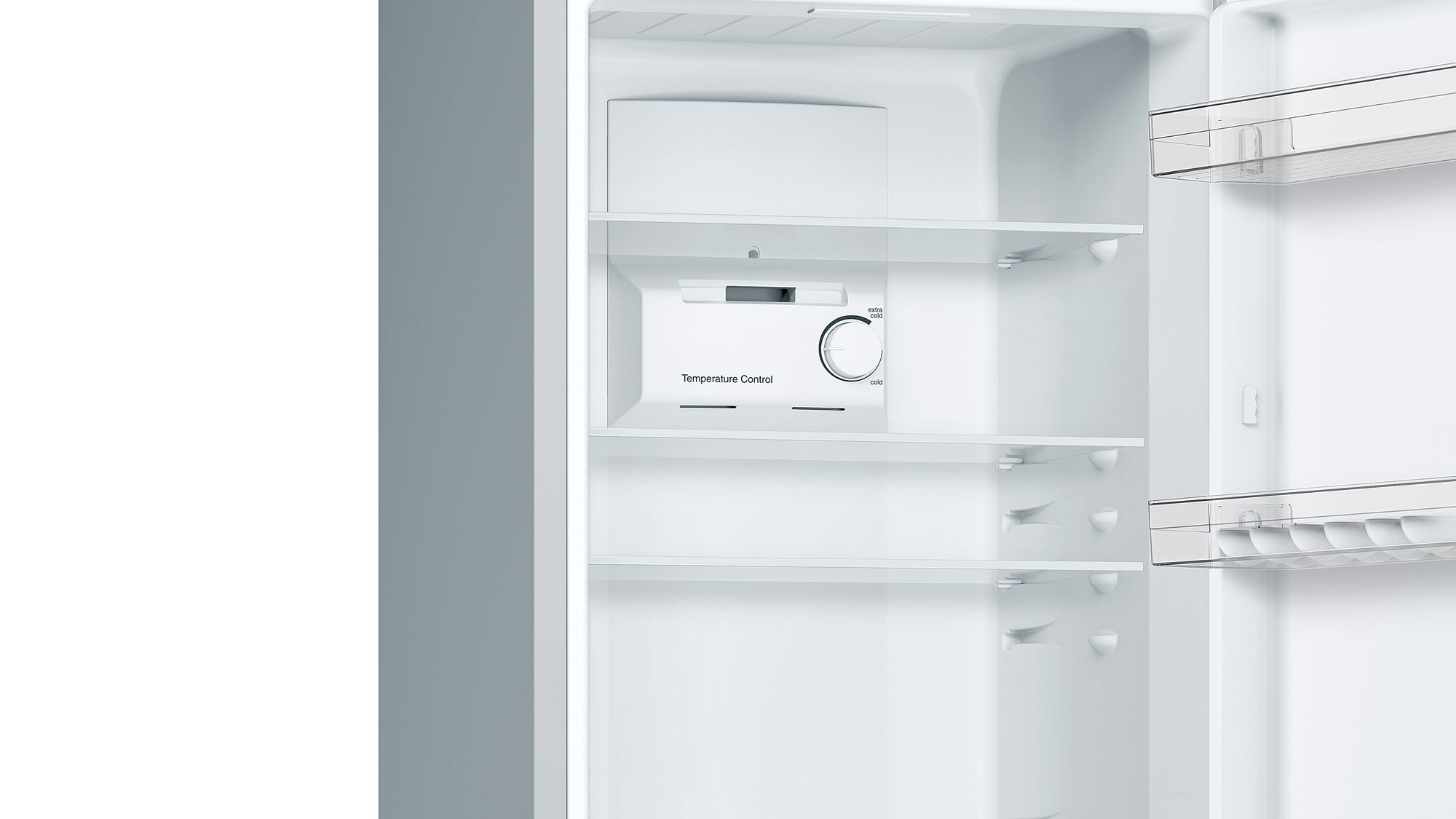 Leerer weißer Kühlschrankinnenraum mit Regalen und Temperaturregler.