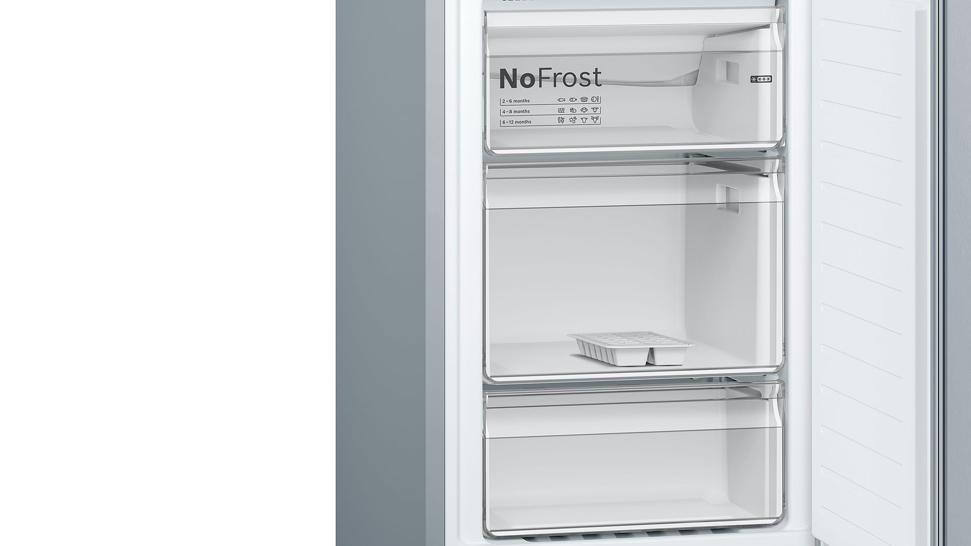 Offener weißer Kühlschrank mit drei Regalen.