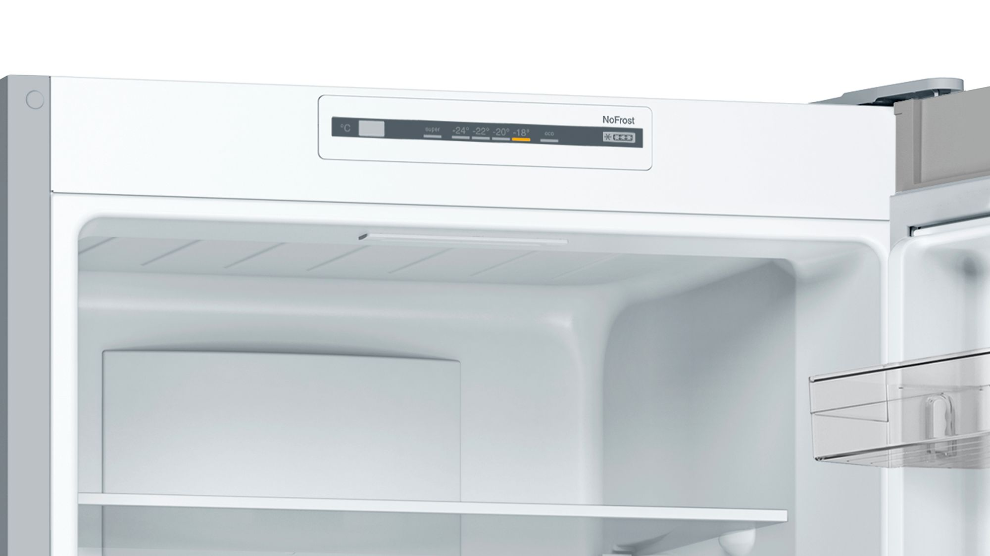 Offener weißer Kühlschrank. Temperaturanzeige zeigt -24 Grad.