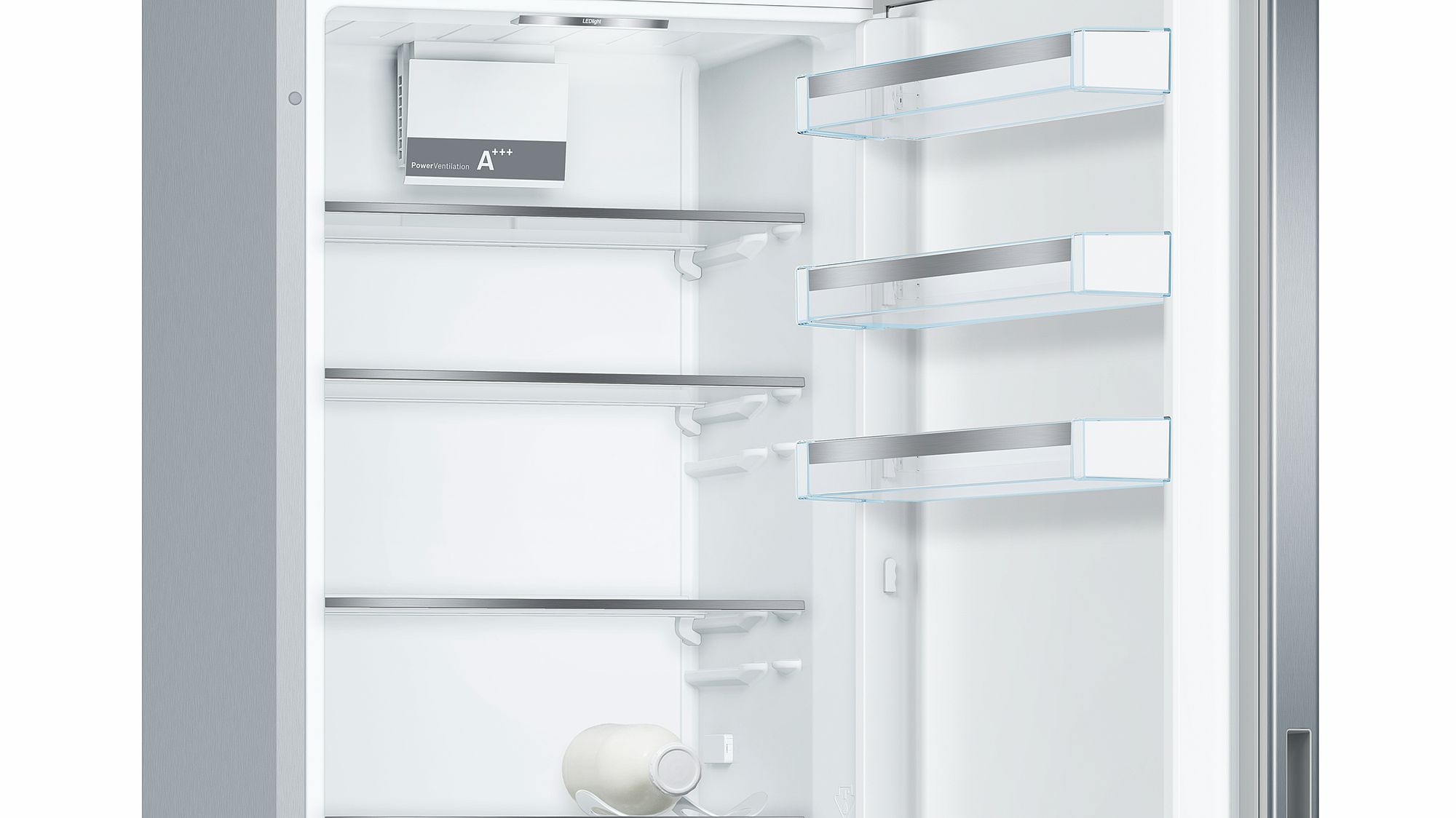 Ein Kühlschrank mit offener Tür, zeigt Regale und einen Milchbehälter.