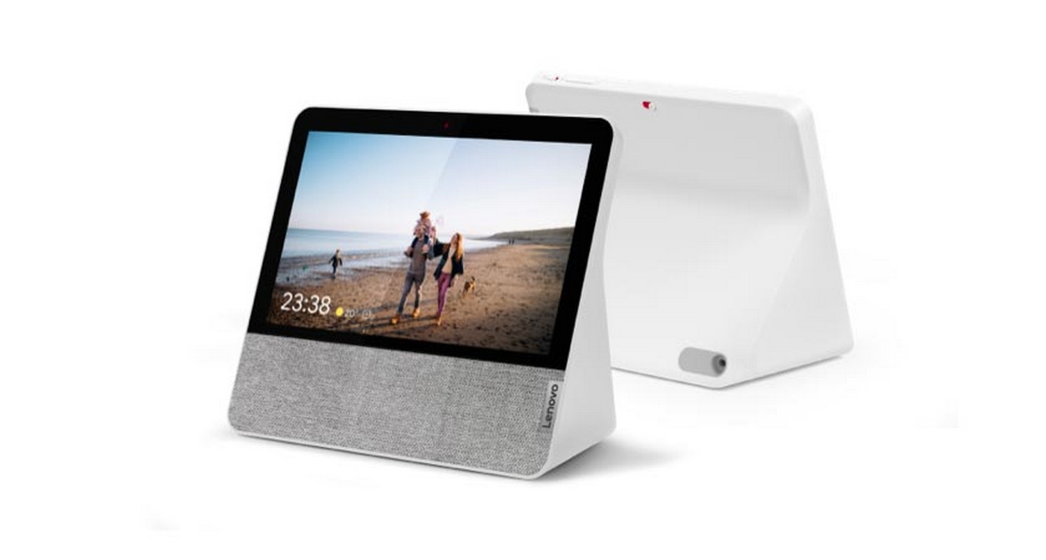 Un dispositivo blanco similar a una tableta con una pantalla que muestra una imagen y una parte posterior blanca, aislado sobre blanco.