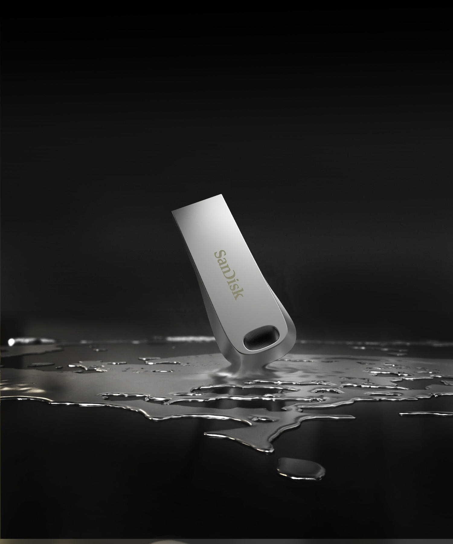 Silberner Sandisk USB-Stick auf Wasser. Reflektierende Oberfläche, dunkler Hintergrund.