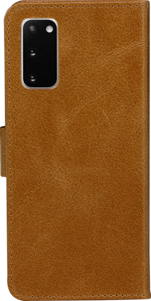 Un étui de téléphone en cuir marron avec un téléphone à gauche.