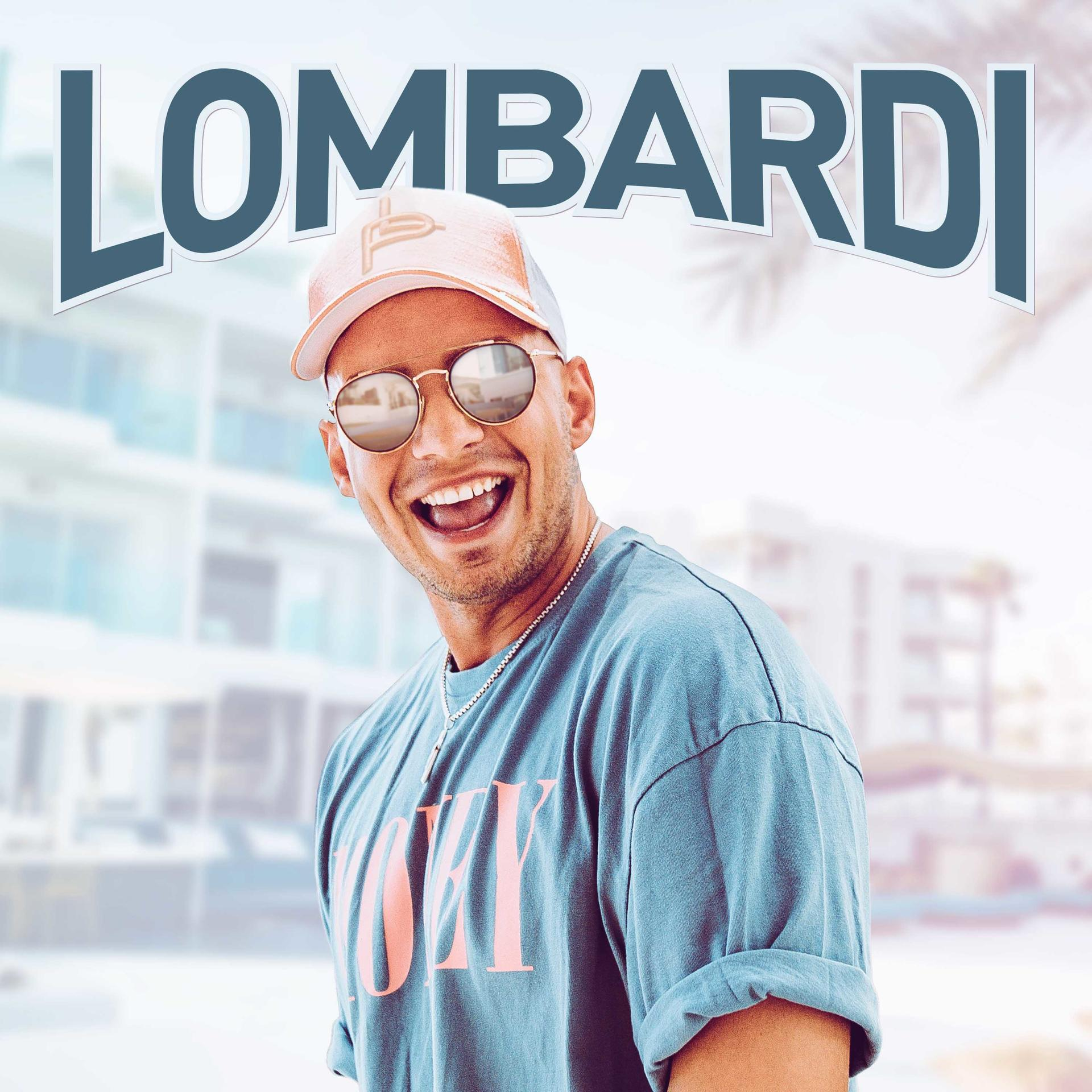 Lombardi-Albumcover. Mann mit Sonnenbrille lächelt, Palmen und Gebäude im Hintergrund.