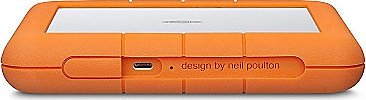 Eine orangefarbene externe Festplatte. Sie hat eine weiße Oberseite, einen Anschluss und die Aufschrift "design by neil poulton".