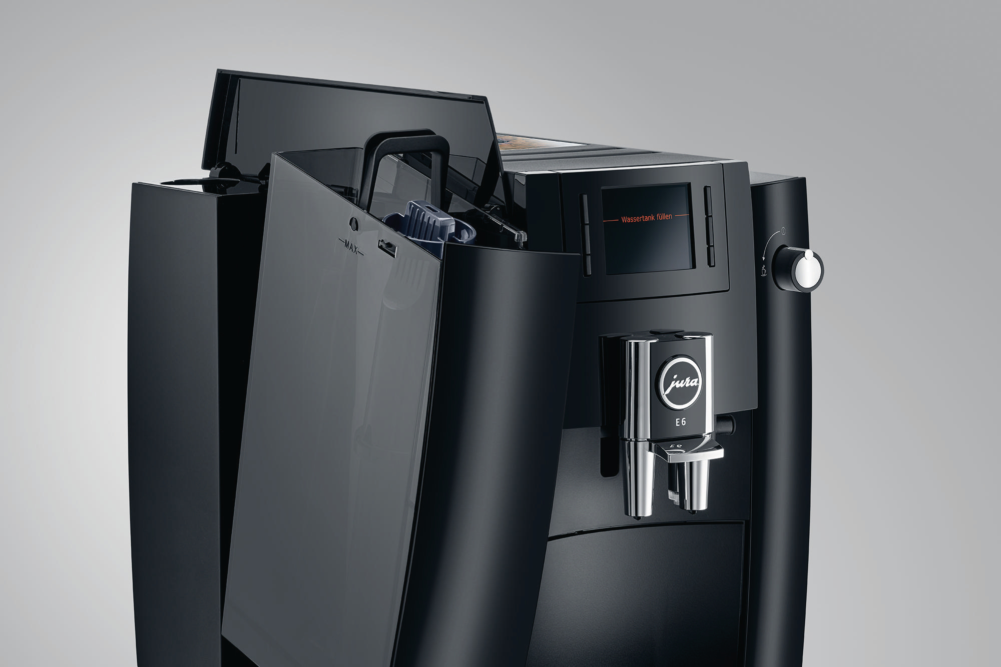 Eine schwarze Jura E6 Kaffeemaschine mit geöffnetem Deckel und Display.