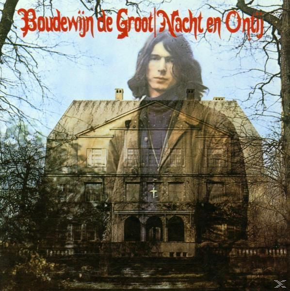 Albumhoes: Portret van een man met lang haar voor een kunstwerk van een huis.
