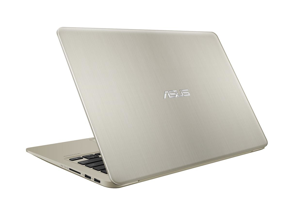 Ein offener goldener Asus-Laptop auf weißem Hintergrund, der die Tastatur und das Asus-Logo auf dem Deckel zeigt.