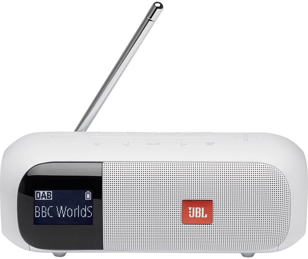 Radio JBL blanche avec écran noir affichant BBC Worlds. Antenne argentée déployée.