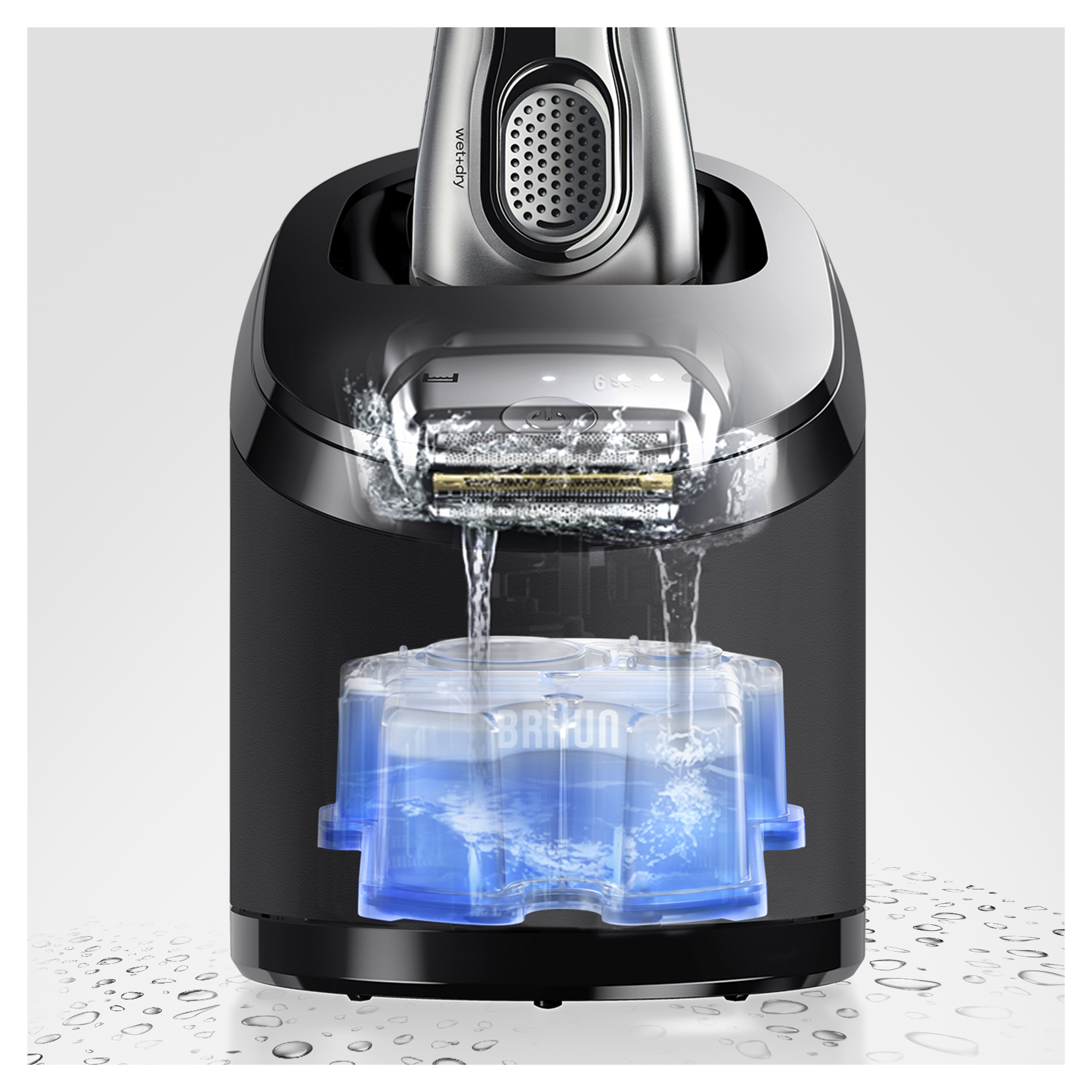Scheerapparaat in oplaadstation. Water stroomt eruit. Blauwe reinigingsvloeistof zichtbaar.