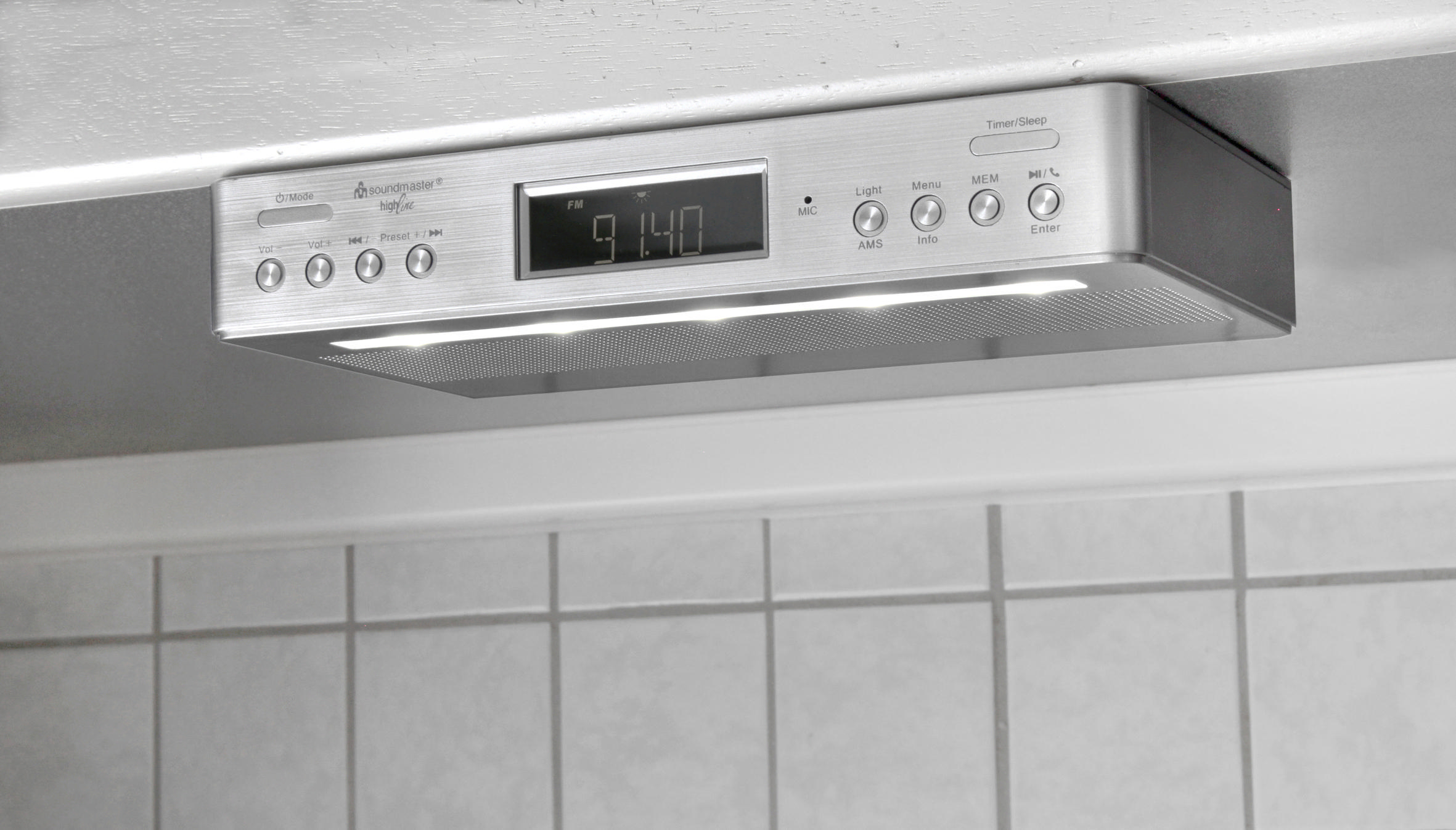 Silbernes Audiogerät mit Digitaluhr und Knöpfen.